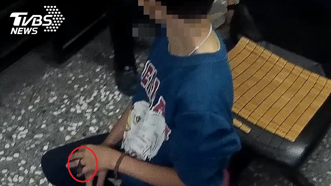 男童「手指卡隨身碟」腫脹拔不出…消防隊一招解救