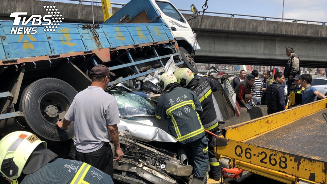 國一重大車禍!轎車被大貨車輾成爛鐵 2人受困