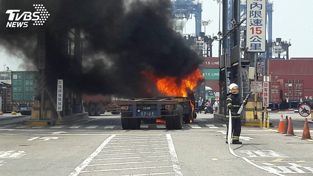 高雄港貨櫃車突自燃 車頭燒得焦黑幾成廢鐵