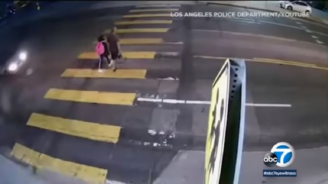過馬路遇轎車疾駛而來 慈父一把推開女兒捨身被撞