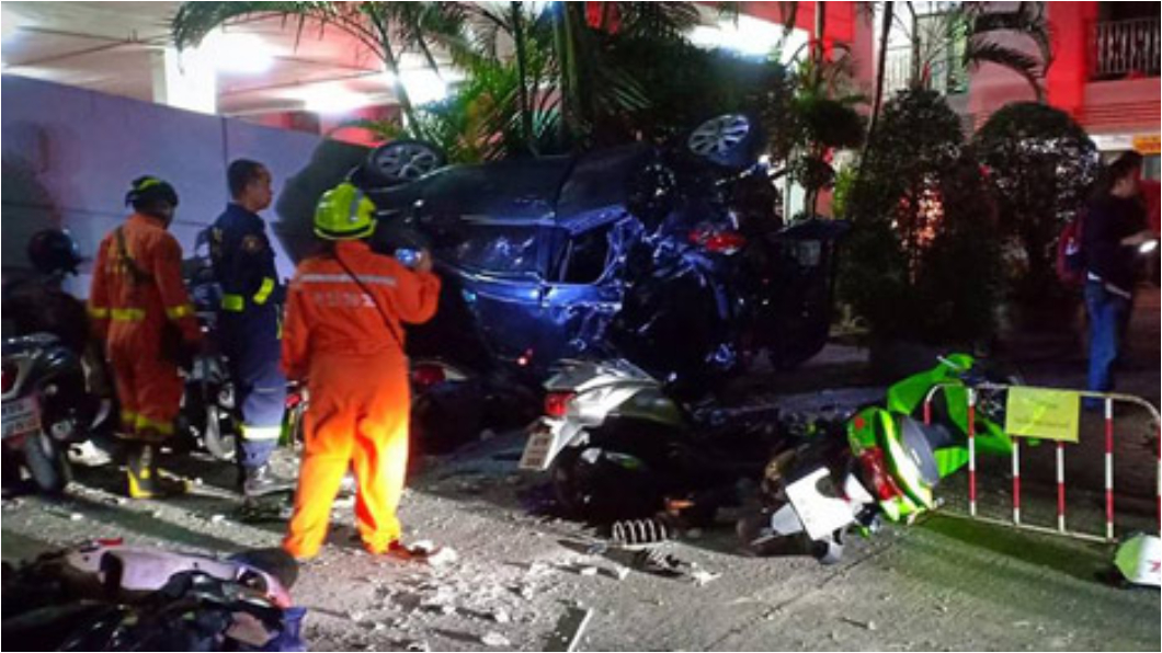 倒車狂踩油門撞破圍牆 女駕駛從8樓墜地