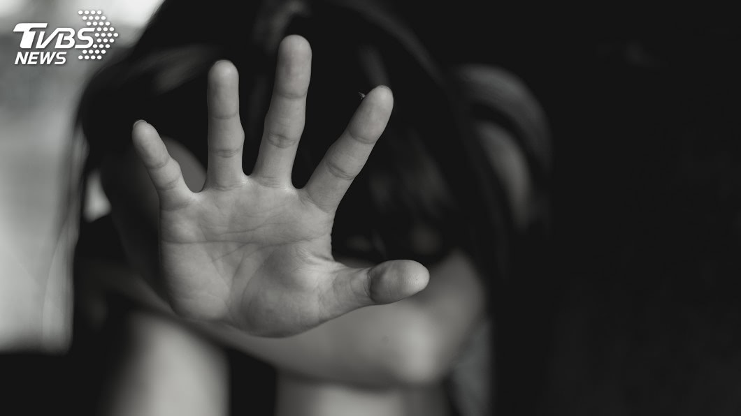 暴打女兒「全裸鎖陽台」　他家裡養小三！嗆當單身貴族