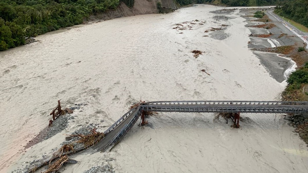 百年一見暴雨 紐西蘭大橋如骨牌崩塌