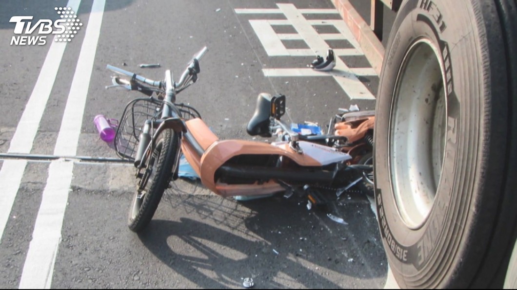 大貨車輾電動自行車 雙載姊妹一人命危