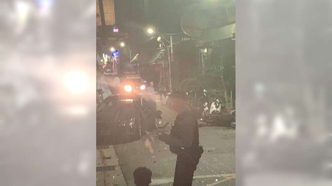 邵男翻覆的轎車卡在路中間。圖/翻攝自爆料公社
