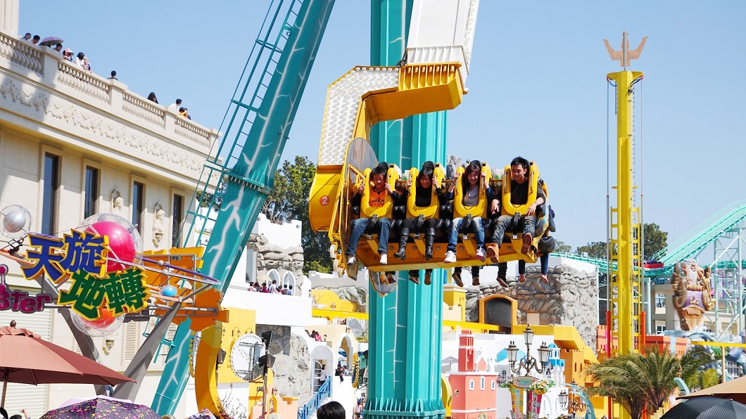 義大遊樂世界祭出「星光票299元」的優惠。(圖/翻攝自義大遊樂世界臉書)