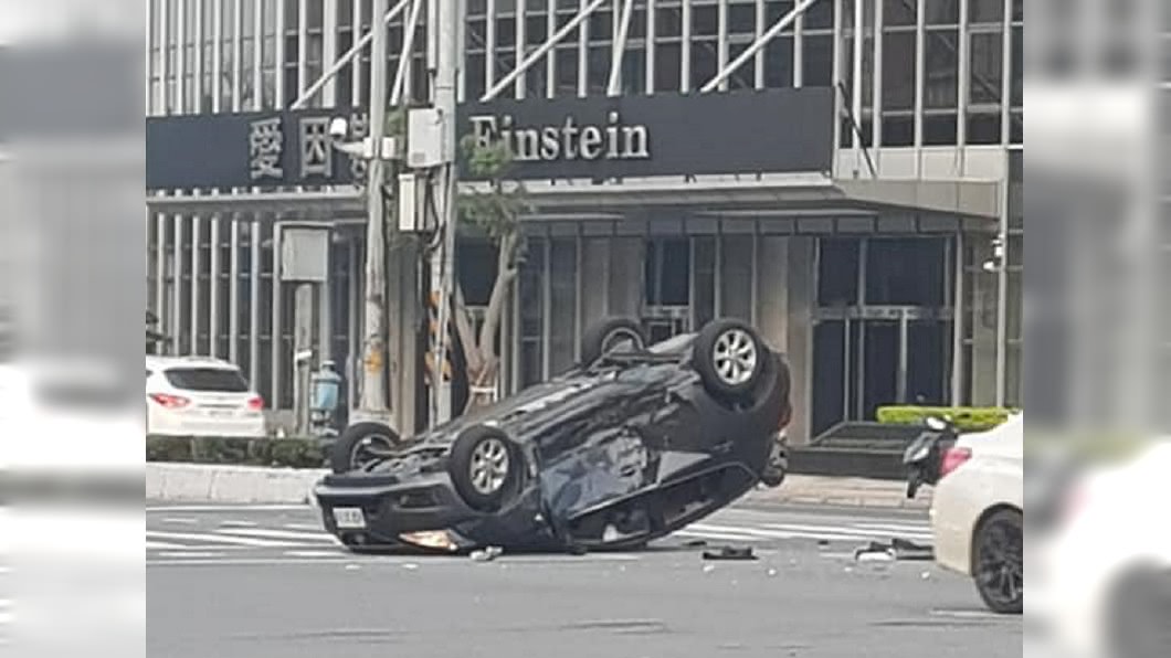 1歲女嬰不明抽蓄 父母求助警車開道遭撞翻