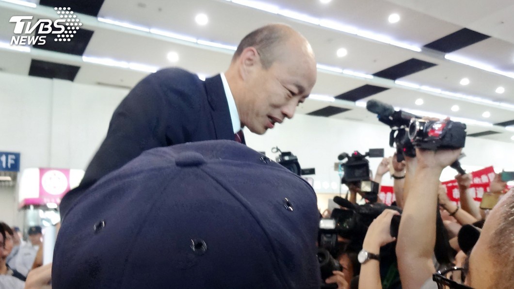 韓國瑜結束經貿參訪 藍綠激情接機零星衝突