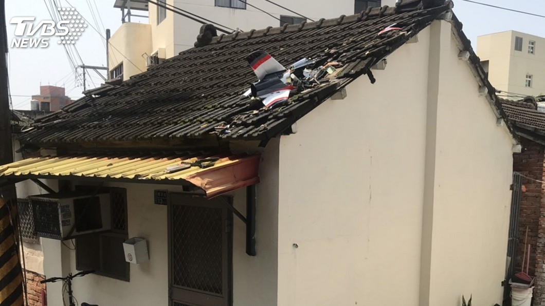 仿真遙控飛機墜毀 撞破苗栗民宅屋頂