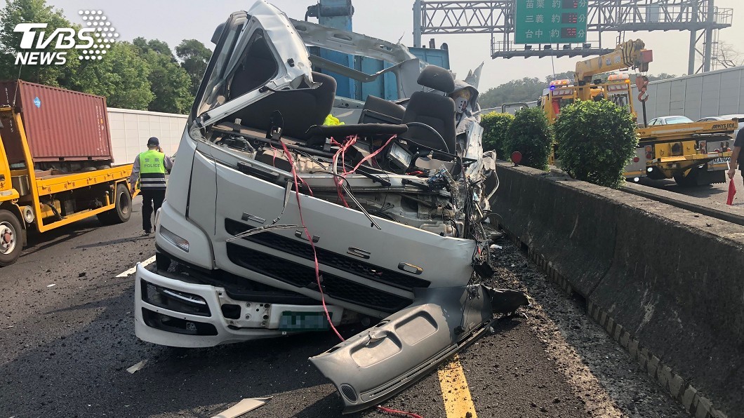 貨車國道爆胎撞護欄釀追撞 駕駛遭甩出車慘死