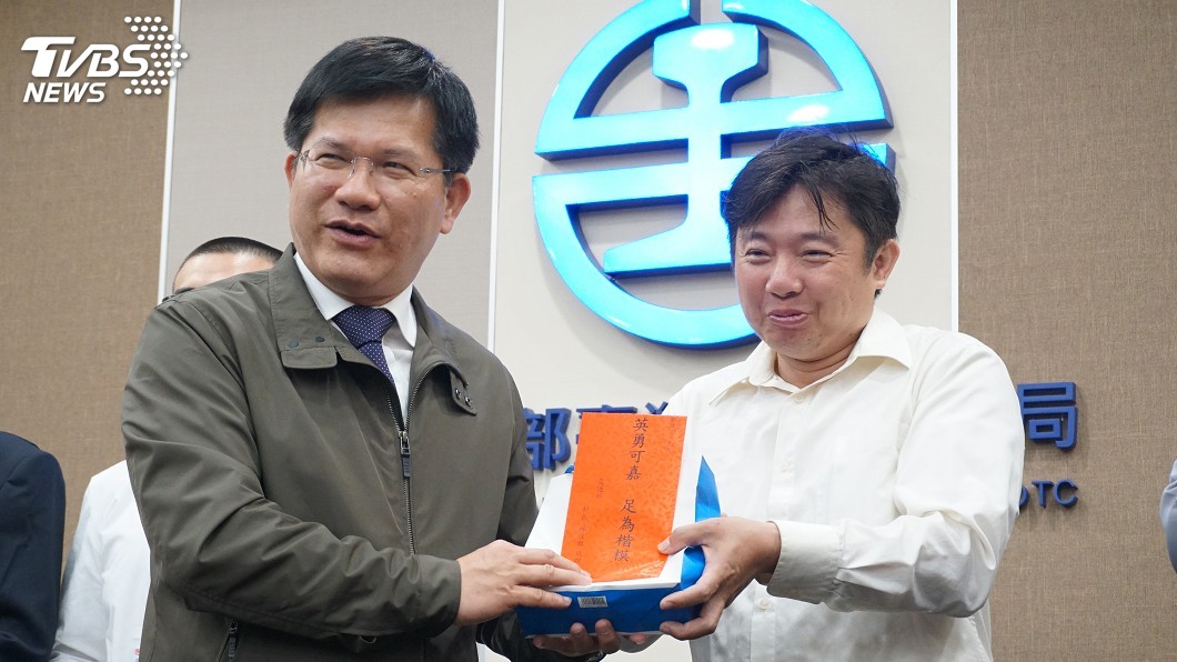 制伏台鐵揮刀男　正義哥：與站務員互助所致
