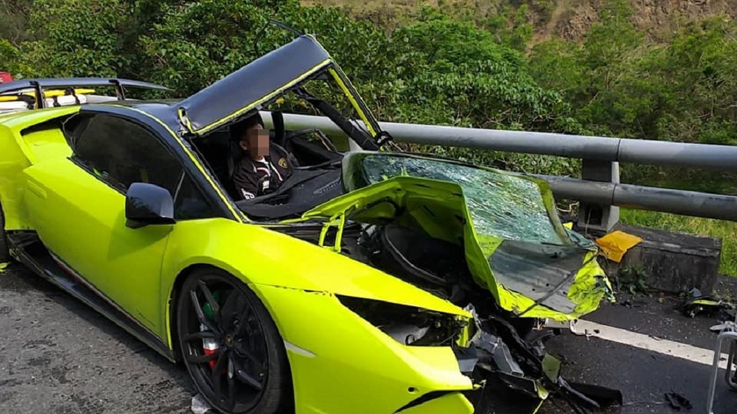 超跑對決油罐車!藍寶堅尼慘毀全爛 駕駛困車內