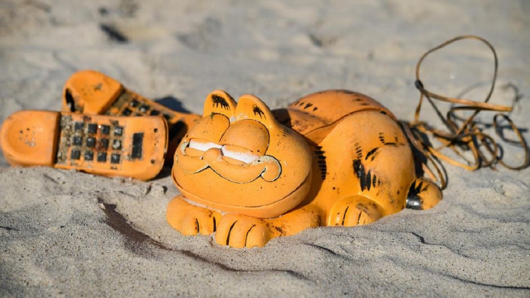 不斷沖來加菲貓電話機 法國海灘謎團終有解