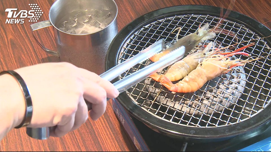 她秀神口技搞定「剝蝦」 嘆:男友再也不幫我...