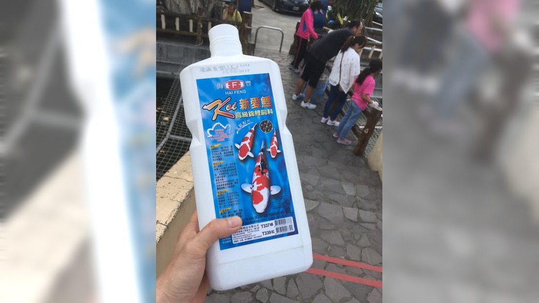 以為贏了!帶大罐飼料餵魚 他轉頭見「土豪桶」慘被打趴