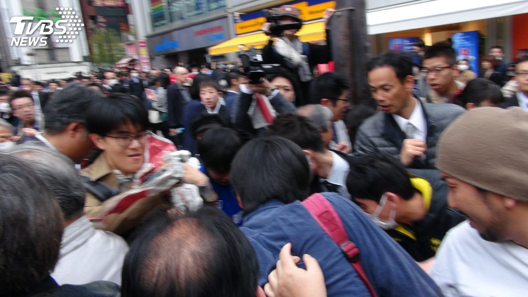 日本新年號「令和」 民眾興奮搶號外報紙