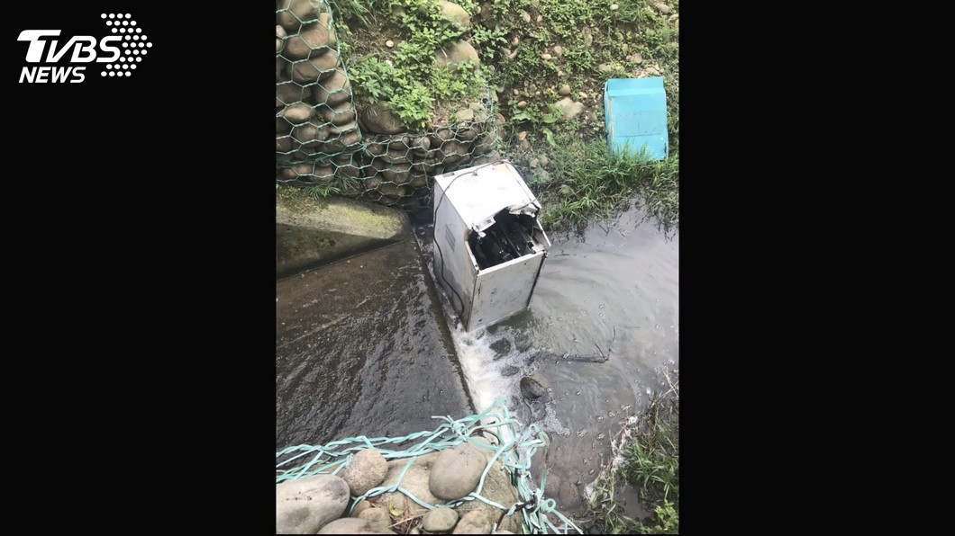 2年前整台ATM也被鐵鍊拖走,裡面126萬遭竊後,歹徒將它丟入新竹縣福興溪。(圖/TVBS資料畫面)
