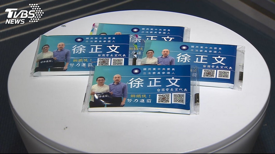 徐正文自稱韓家軍,曾將自己和韓國瑜合影照片製作成衛生紙宣傳品。(圖/TVBS資料照)
