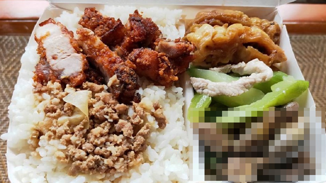 飯盒塞到變形!超佛便當賣50 「神秘配菜」讓網暴動了