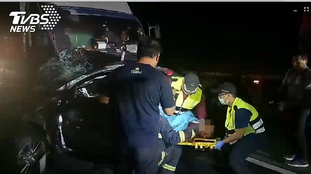 轎車失控衝護欄又遭貨車撞 車體被壓扁爛2命危