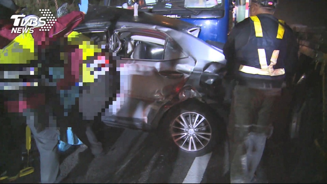 國三轎車失控連撞 小貨車追撞2男命危