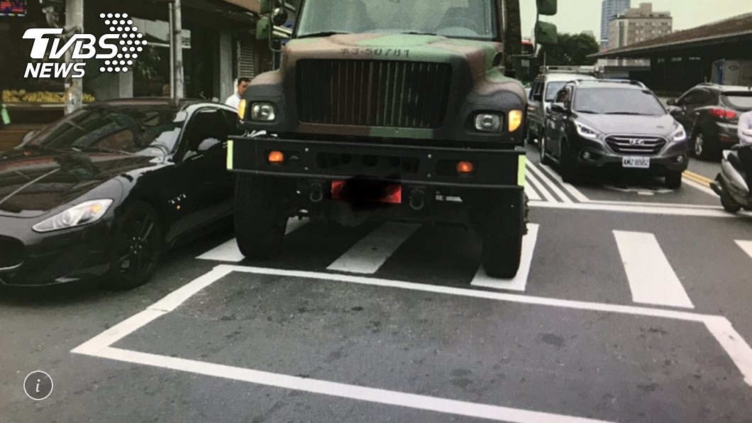軍卡對上瑪莎拉蒂 這一A駕駛臉都綠了