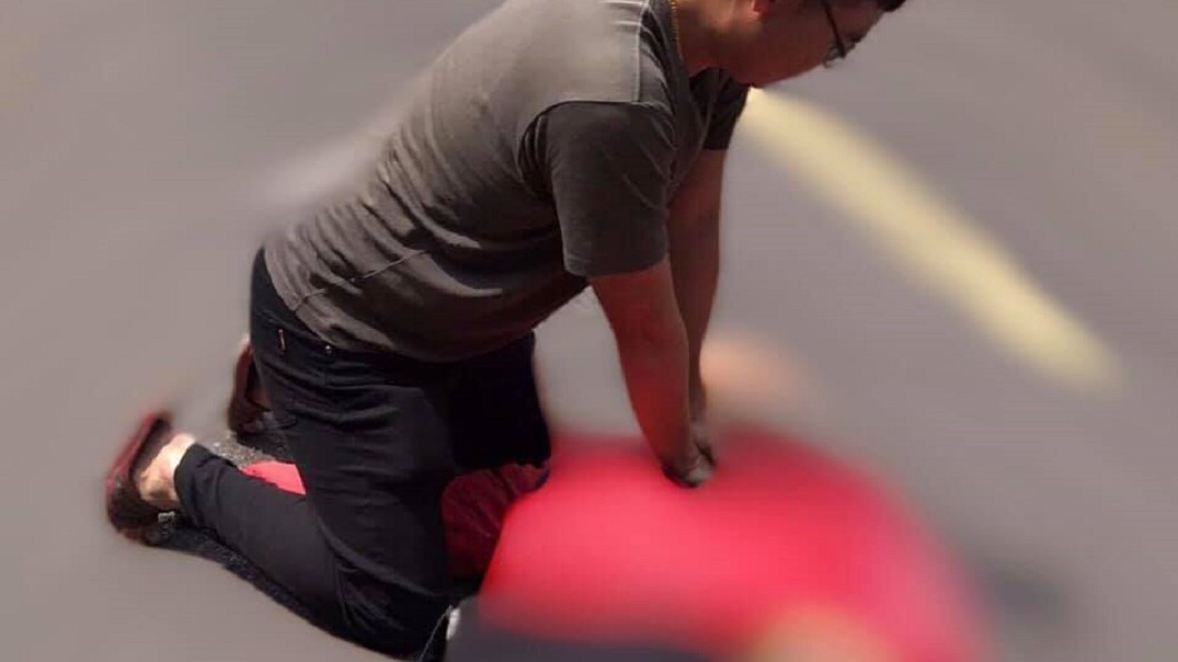 見阿伯昏迷...熱血兄弟跪地CPR 卻遭路人冷眼狂酸