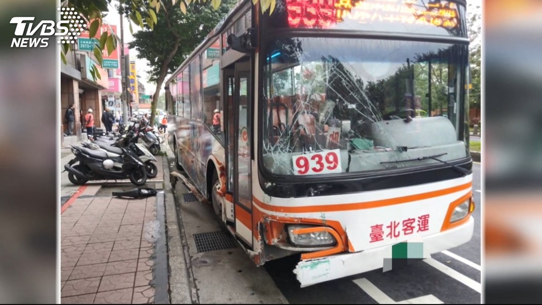 公車司機突然中風! 連撞路邊15輛機車