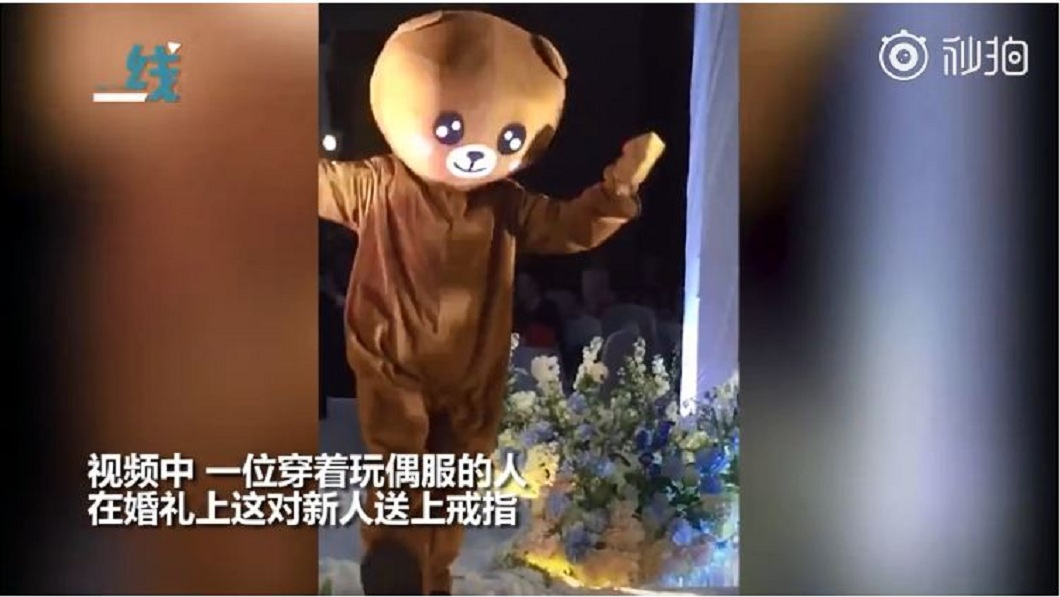 感動驚喜!母穿玩偶裝婚禮會場送戒指 新娘摘頭套秒淚崩