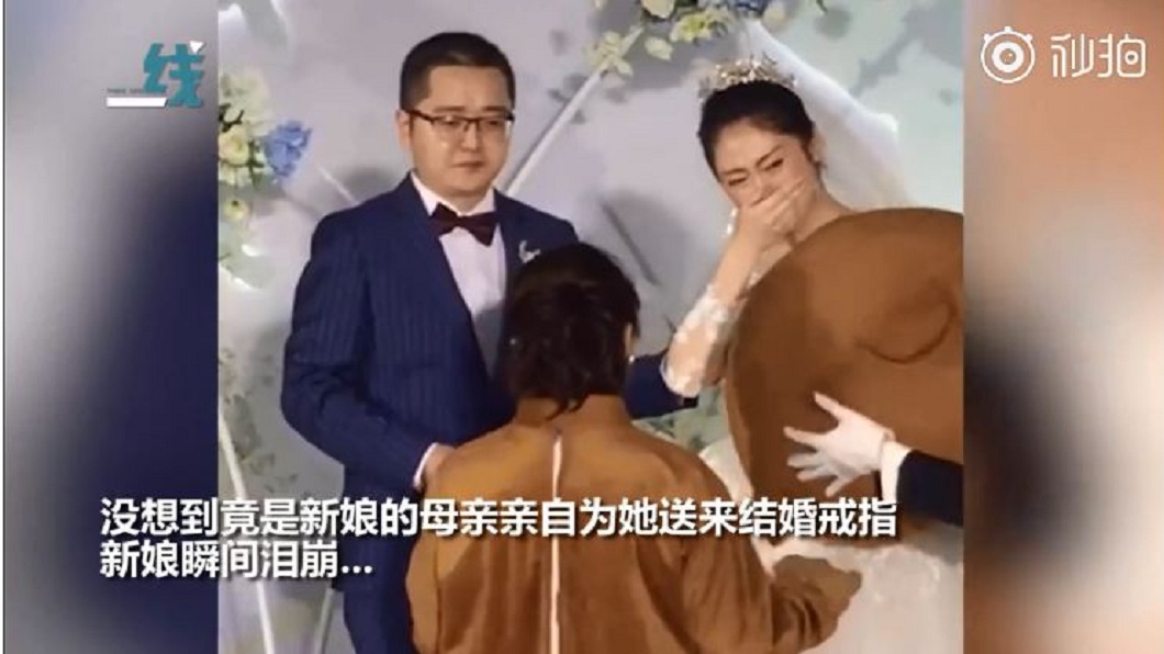 司儀請新娘揭開玩偶的頭套,當場瞬間就淚崩。(圖/翻攝自秒拍)