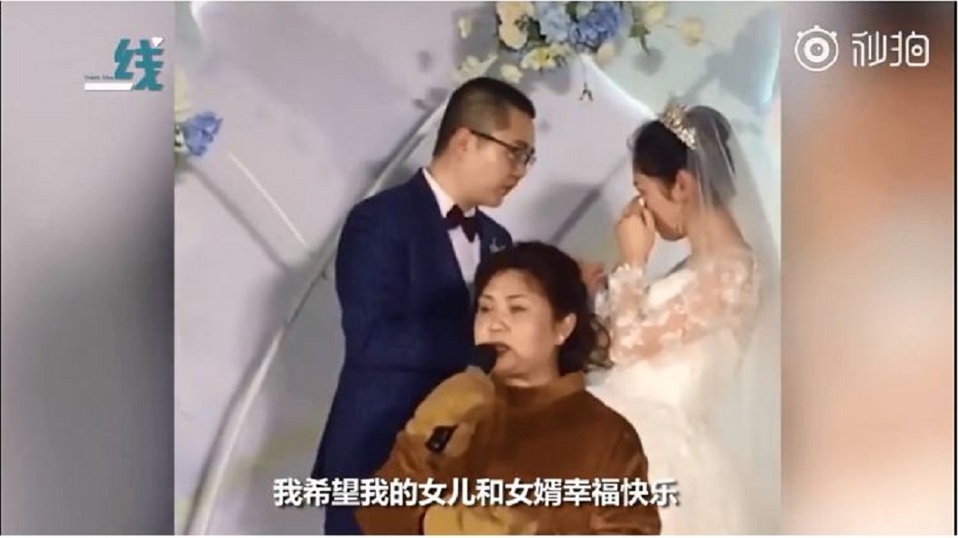 原來穿上玩偶裝的不是別人,正是新娘的母親。(圖/翻攝自秒拍)