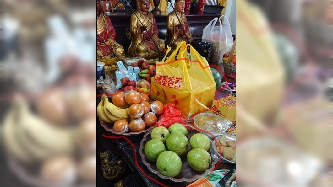 有網友分享自己去祭拜外婆時放了芭樂，結果遭到母親訓斥。(圖／翻攝自爆廢公社公開版)