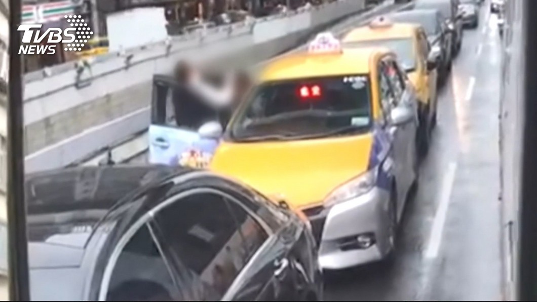 忠孝西路當擂台！　小黃運將快車道互毆