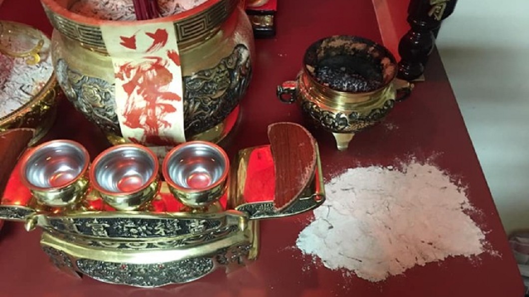 神壇奉茶頻消失！她灑香灰驚見「小腳印」一路爬上床…