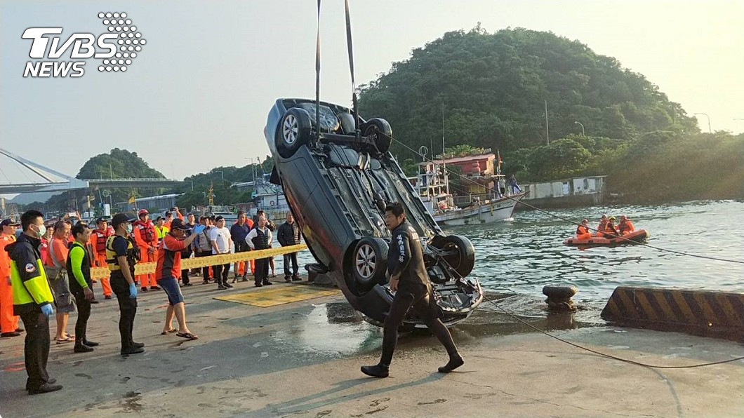 轎車衝入海南方澳漁港 男子尋獲身亡