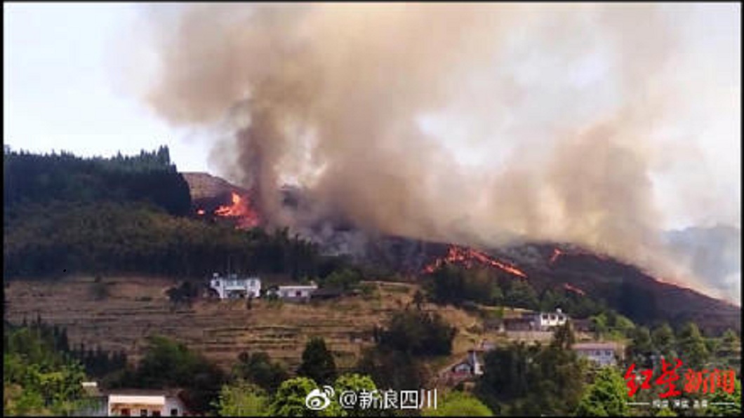 有網友分享當時山林大火的影片,當地警消正在調查起火原因。(圖/翻攝自微博)
