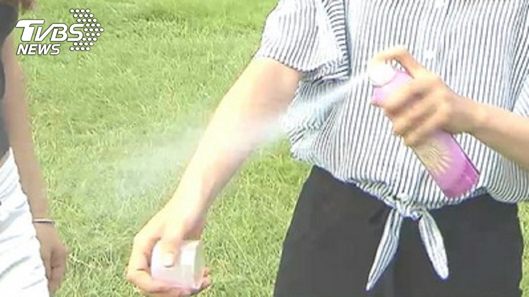 噴防曬噴霧險沒命!醫臉唇發黑 曝:千萬別噴這部位!
