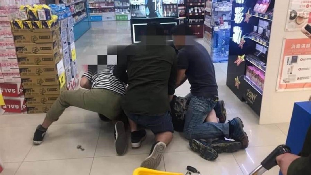 「覺得她可愛」噁男強舔女童腳趾 母氣炸大喊:抓變態
