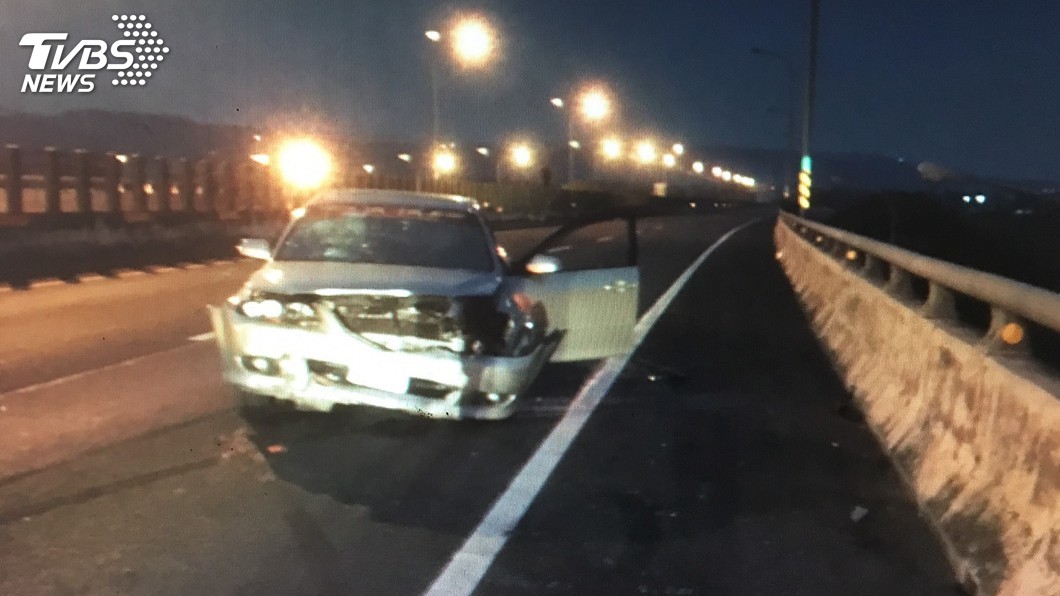 男子疑超速變換車道 不到30秒自撞護欄