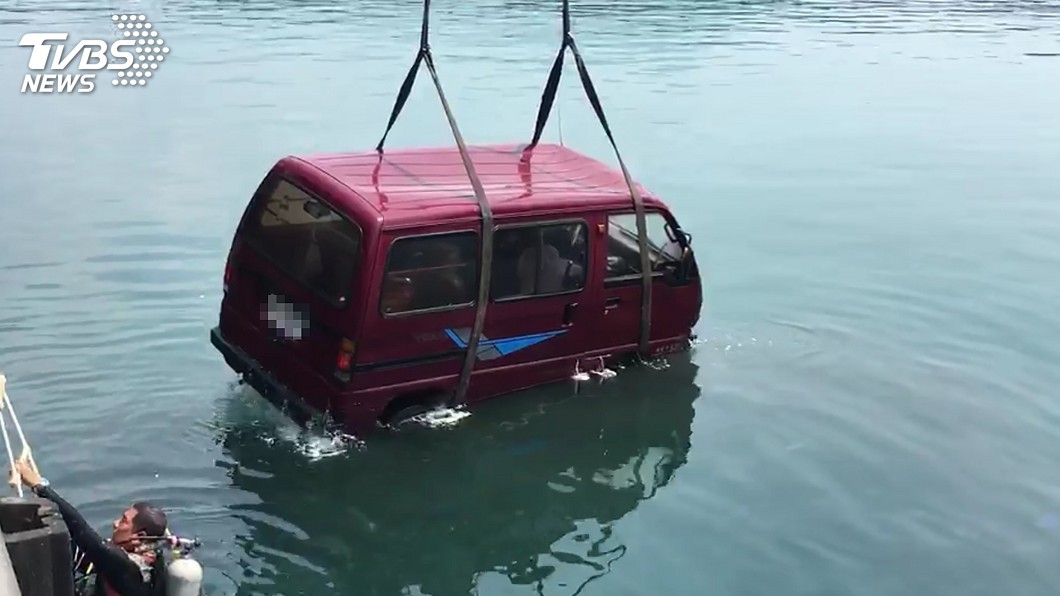 釣客忘記拉手煞車　無奈看著愛車滑落漁港