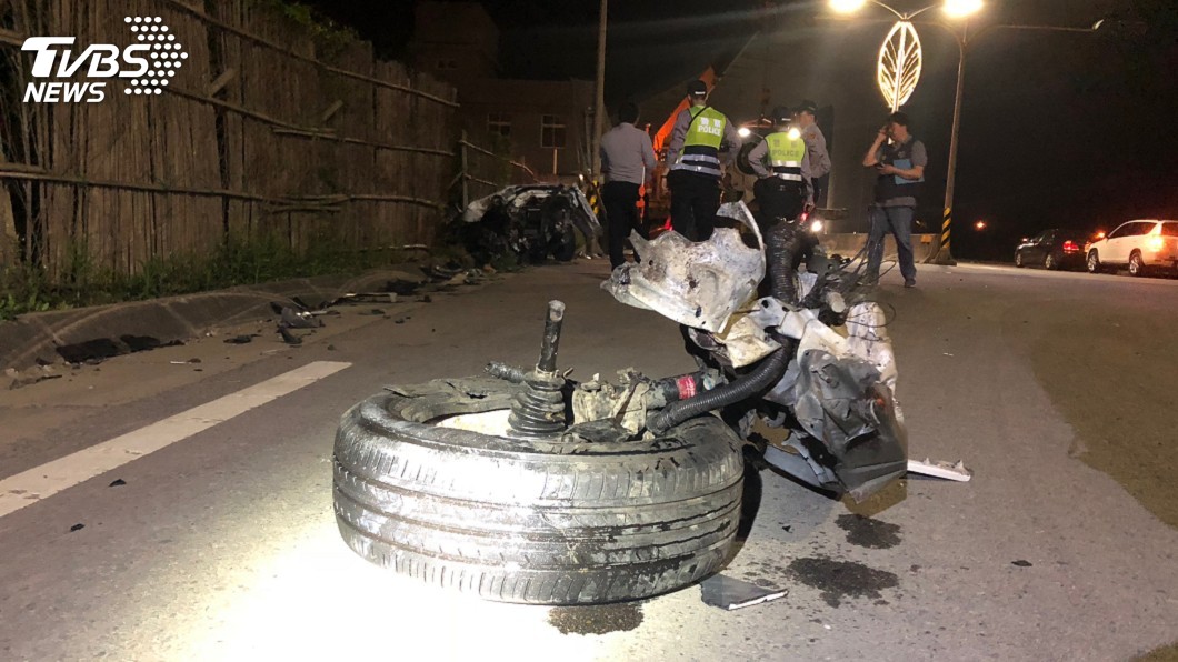 轎車猛撞路燈桿斷成2截　駕駛腳部斷肢骨折