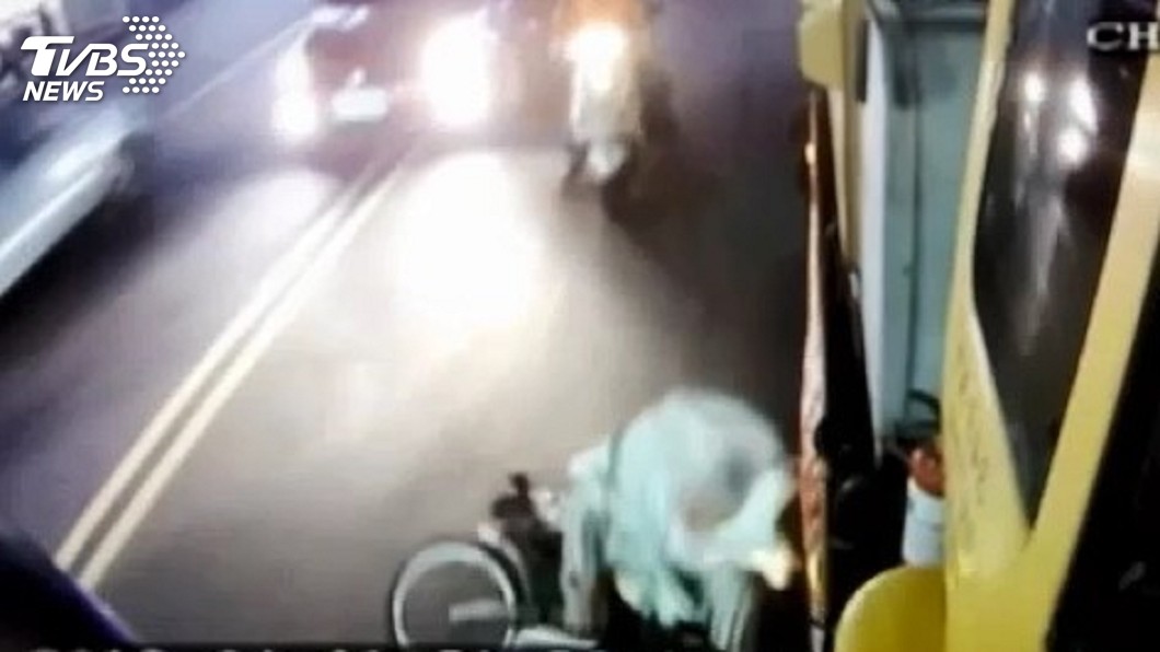 單車婦與垃圾車擦撞倒地　險遭輾頭驚悚畫面曝光