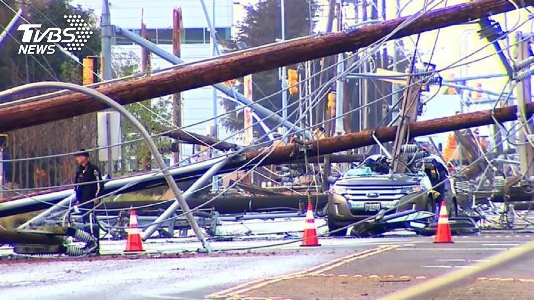 20根電線桿整排倒變骨牌 砸爛汽車逾萬戶停電