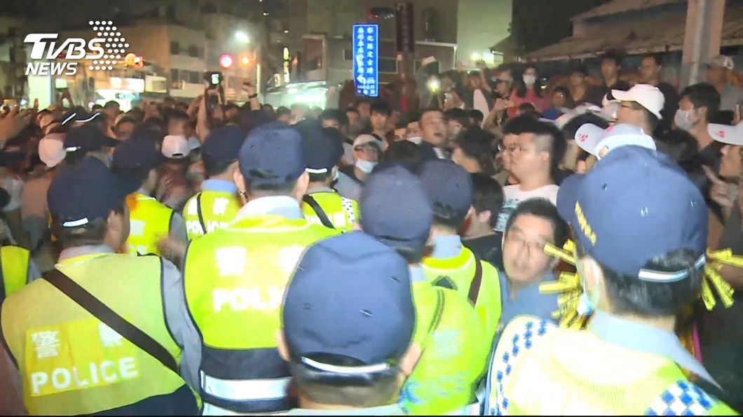 大甲媽遶境員警也掛彩!方仰寧火大嗆黑道:相堵ㄟ丟
