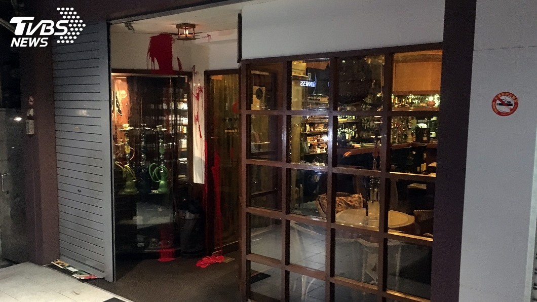 雪茄館遭潑漆砸店 警追緝2黑衣男騎士