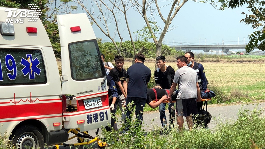 嘉義汽車疑為閃避他車追撞路樹 3傷送醫