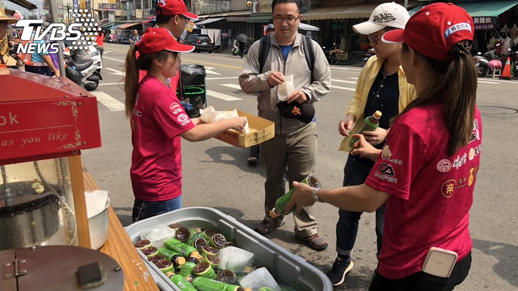 媽祖遶境時，沿途都會有熱心的店家和民眾，主動提供免費的伙食。圖／中央社