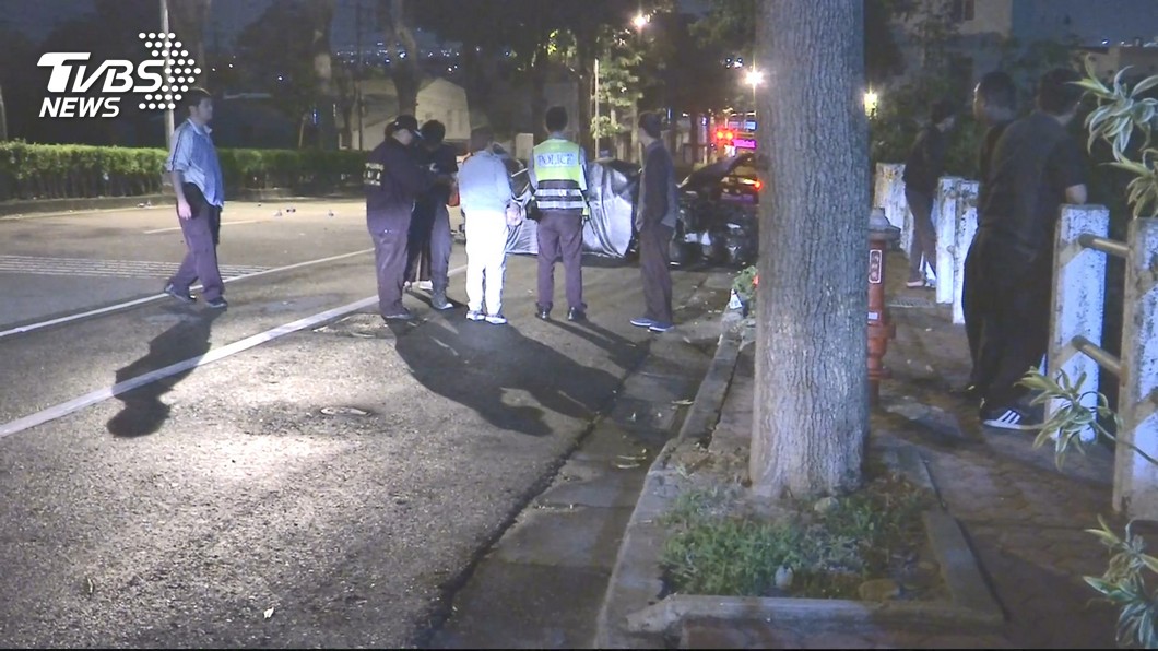 火燒車奪命!轎車自撞起火 駕駛逃生不及