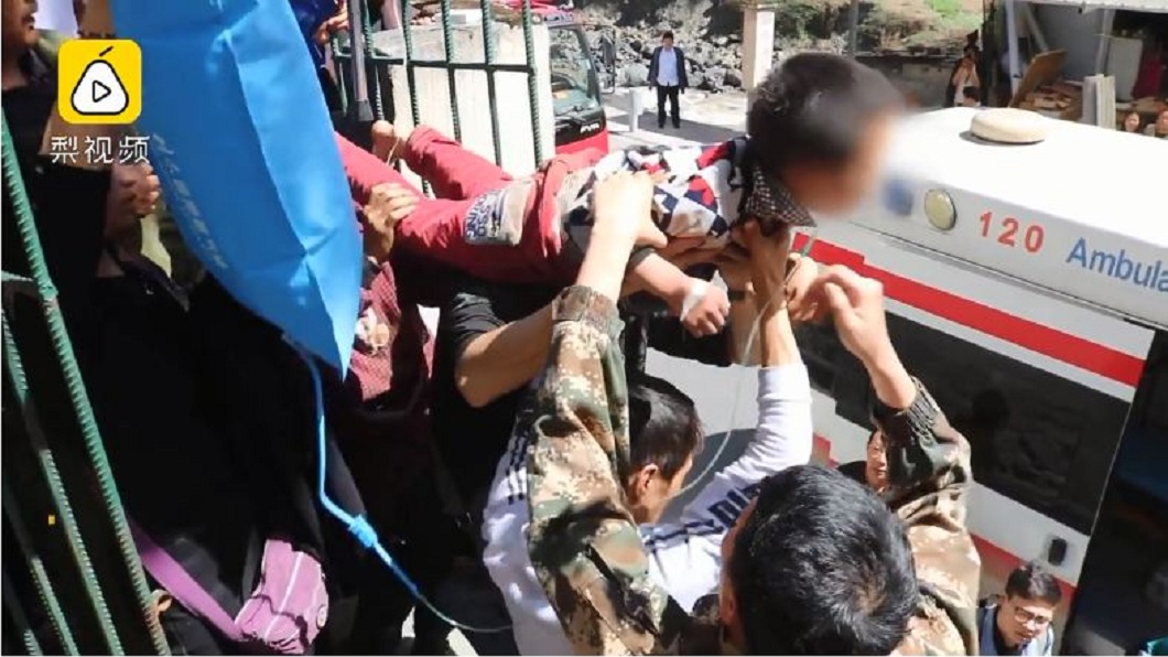 警消人員火速抵達並將男童送醫急救,無奈最後仍宣告不治。(圖/翻攝自梨視頻)