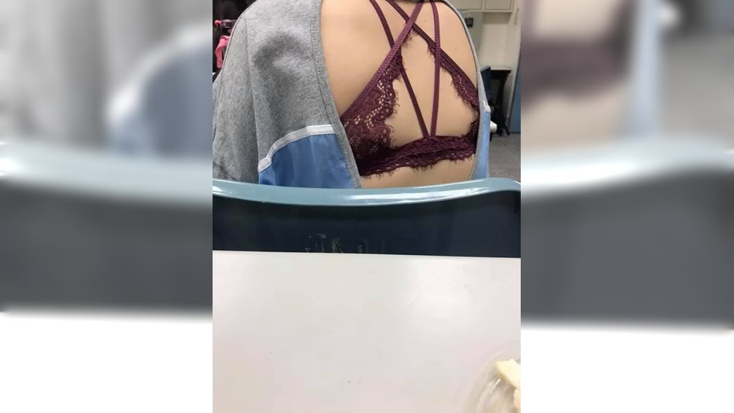 台灣也有網友遇到上課時遇到前方女同學的火辣打扮。(圖／翻攝自爆廢公社)